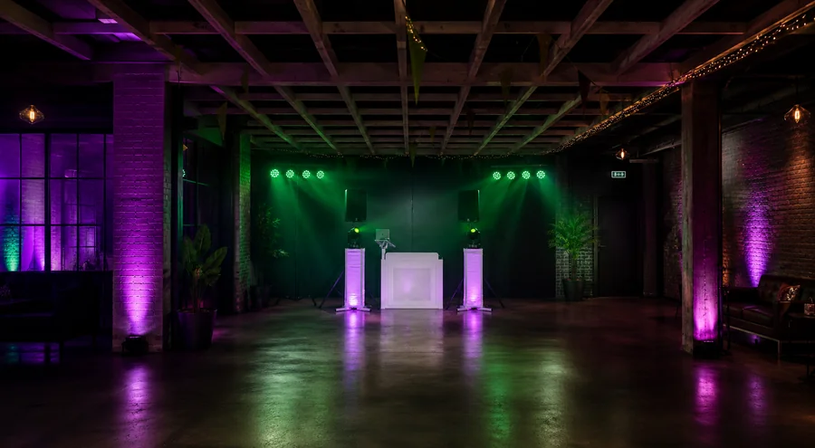 DJ setup met verlichting BWNS Verhuur